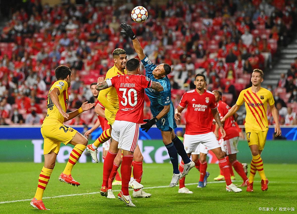 米乐官网官网-拜仁慕尼黑完胜多特蒙德，升至德甲榜首