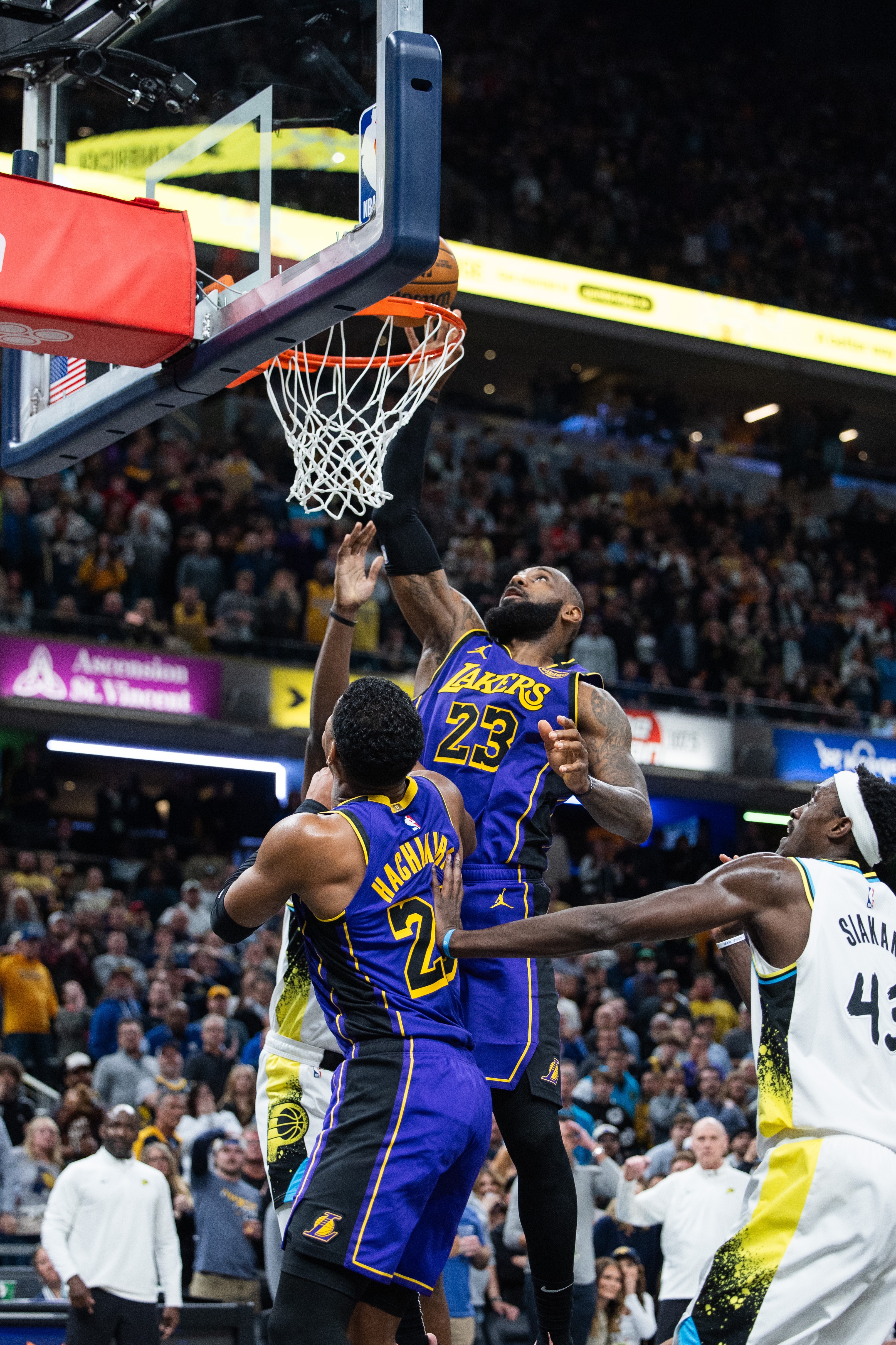 米乐官网-精彩绝伦的篮球对决再次让球迷们着迷(篮球对决英文)